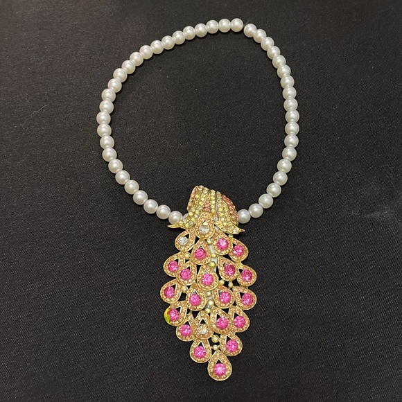 Versatile Stretchy Faux Pearls & Peacock Charm Hand Design Necklace and Pendant - Picture 7 of 17